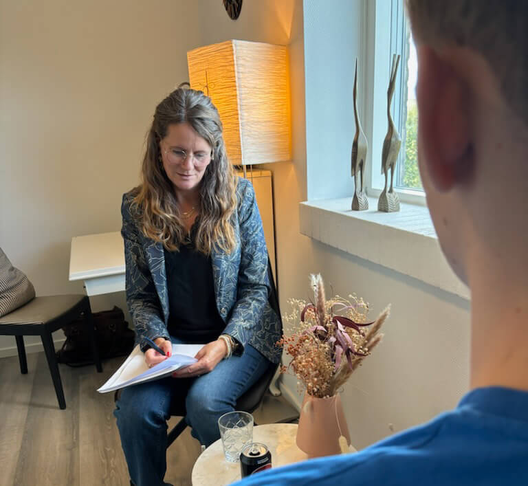 Terapi-session hos Lene Elgaard dreng i terapi
